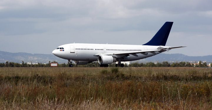 Plane landing in Faro airport