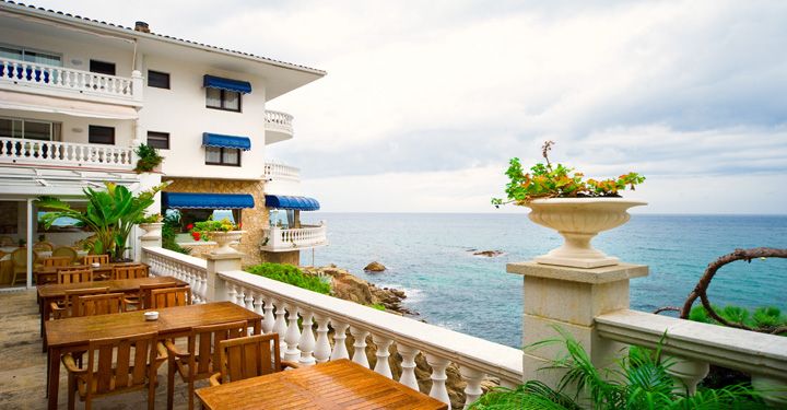 Hotel facing the seafront in Costa Brava